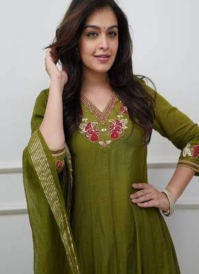 elegant floral embroidered v-neck  cotton kurta set 2