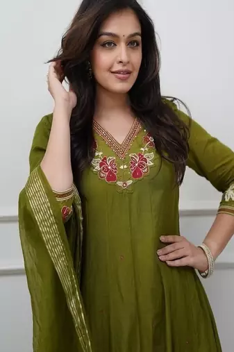 elegant floral embroidered v-neck  cotton kurta set