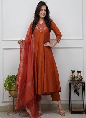 floral embroidered v-neck  cotton kurta set 1