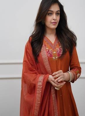 floral embroidered v-neck  cotton kurta set 2