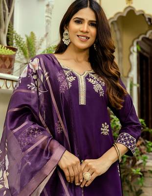 wine viscose chanderi thread embroidery kurta pant set with printed dupatta 2