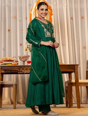 green chanderi silk heavy thread embroidery kurta pant set with dupatta 3