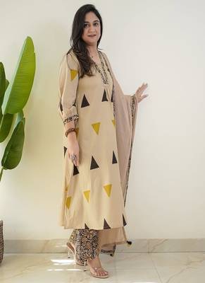 floral printed v-neck  cotton kurta trouser set for women 3
