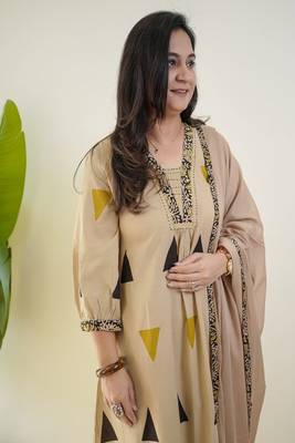 floral printed v-neck  cotton kurta trouser set for women 4