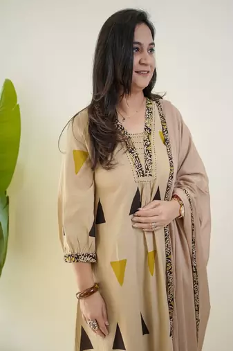 floral printed v-neck  cotton kurta trouser set for women