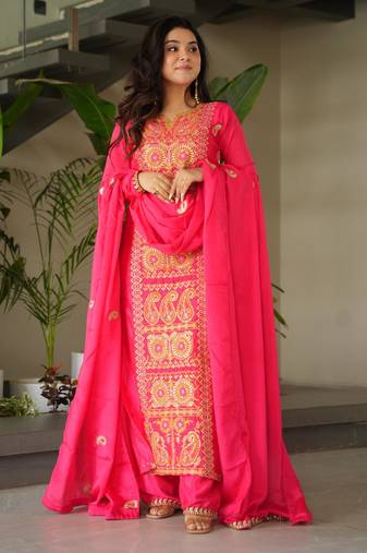 gajri chinnon kurta pant with zari embroidered dupatta