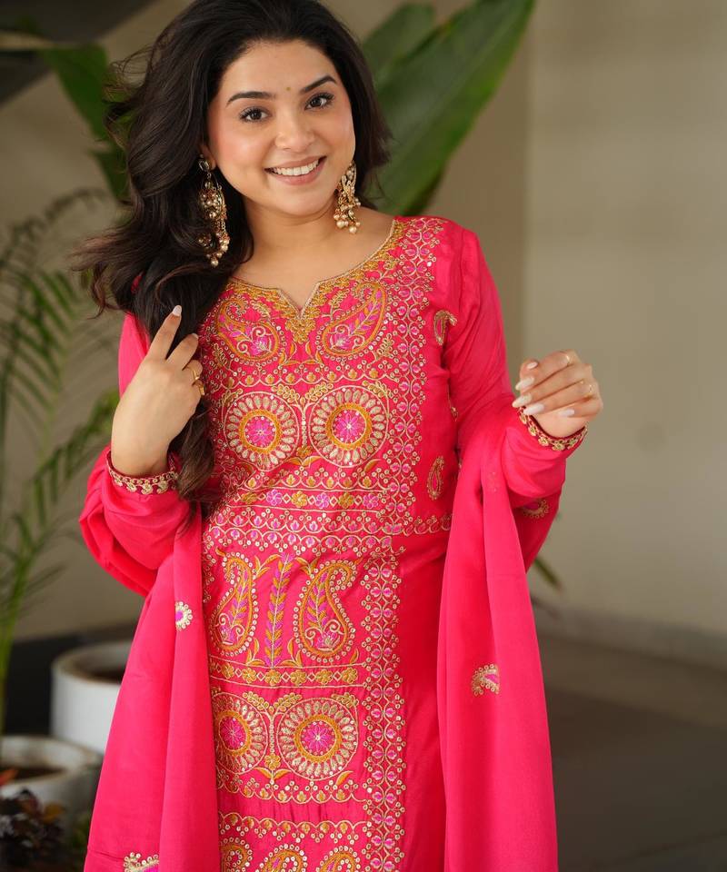 gajri chinnon kurta pant with zari embroidered dupatta