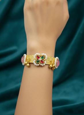 pink gold-plated kundan hathphool with floral design 1