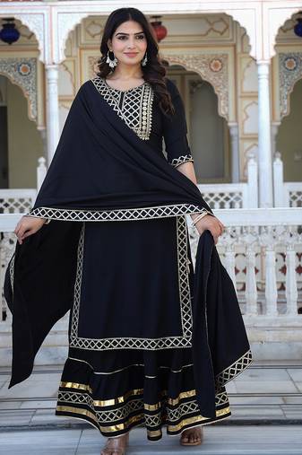 Black embroidered crepe kurta pant with dupatta