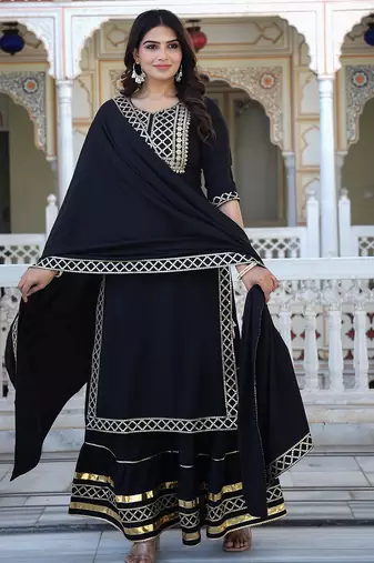 Black embroidered crepe kurta pant with dupatta
