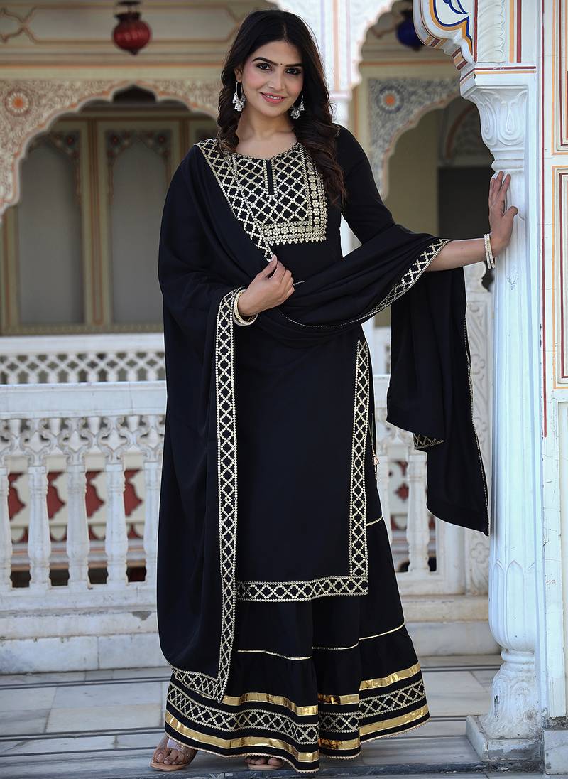 Black embroidered crepe kurta pant with dupatta