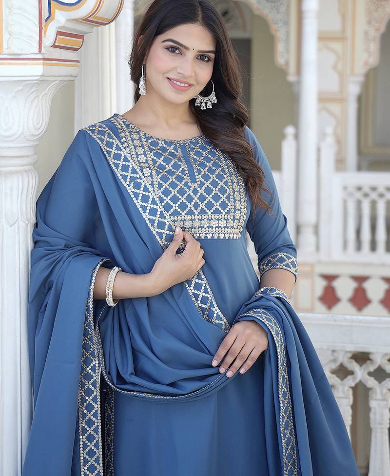 Grey embroidered crepe kurta pant with dupatta