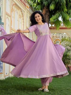 pink crepe kurta pant set with embroidery 2