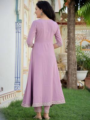 pink crepe kurta pant set with embroidery 3