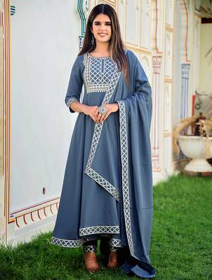 grey crepe kurta pant set with embroidery 1