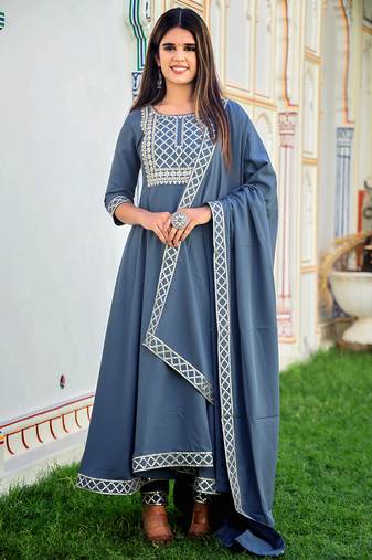 Grey embroidered crepe kurta pant with dupatta