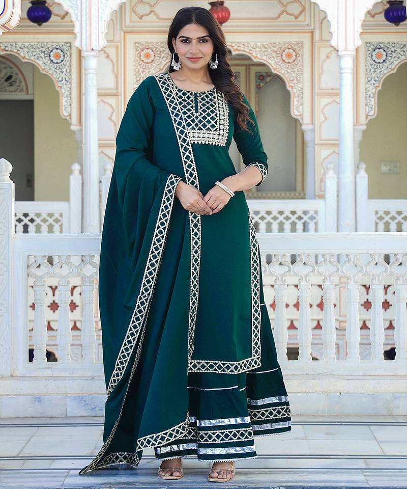 Green embroidered crepe kurta pant with dupatta