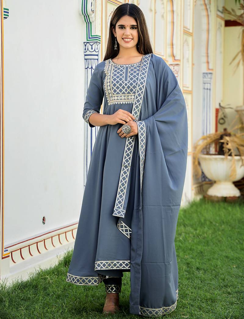 Grey embroidered crepe kurta pant with dupatta