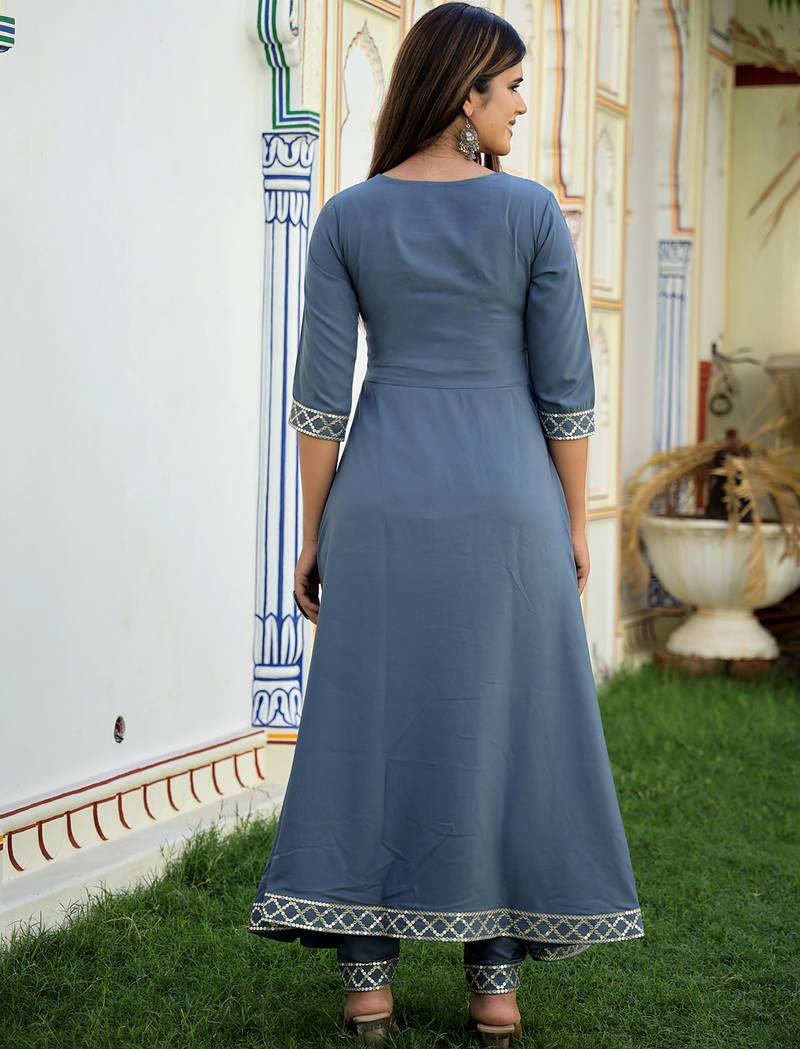 Grey embroidered crepe kurta pant with dupatta