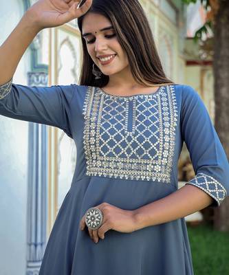 grey crepe kurta pant set with embroidery 4