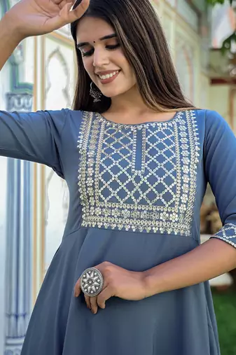 grey crepe kurta pant set with embroidery