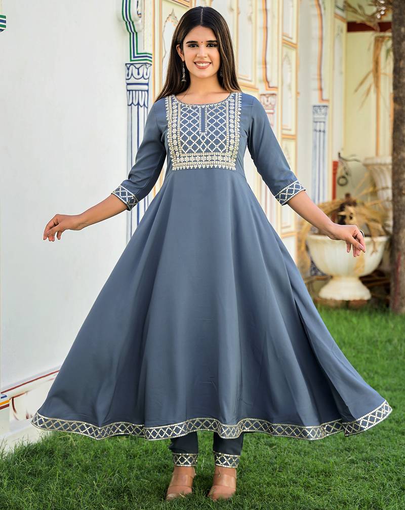 Grey embroidered crepe kurta pant with dupatta