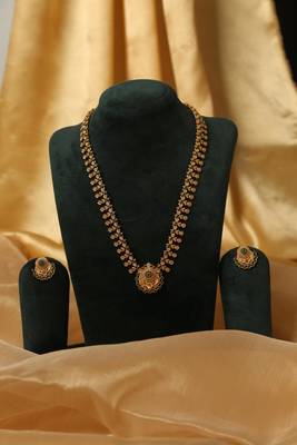 gold plated necklace set with emerald green stones 1