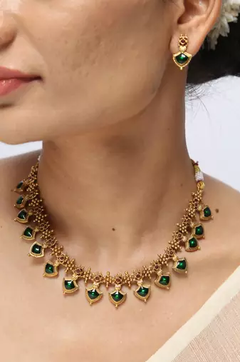 emerald leaf motif necklace set