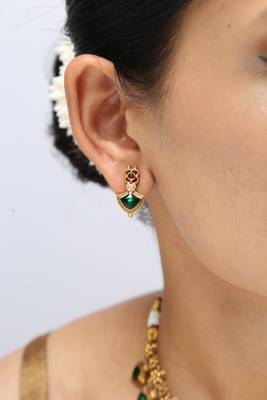 gold plated necklace set with emerald leaf motifs 4
