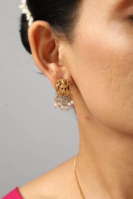 gold plated pendant necklace with pearl drop work 2