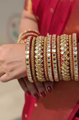 Maroon color 1 set of thread bangle