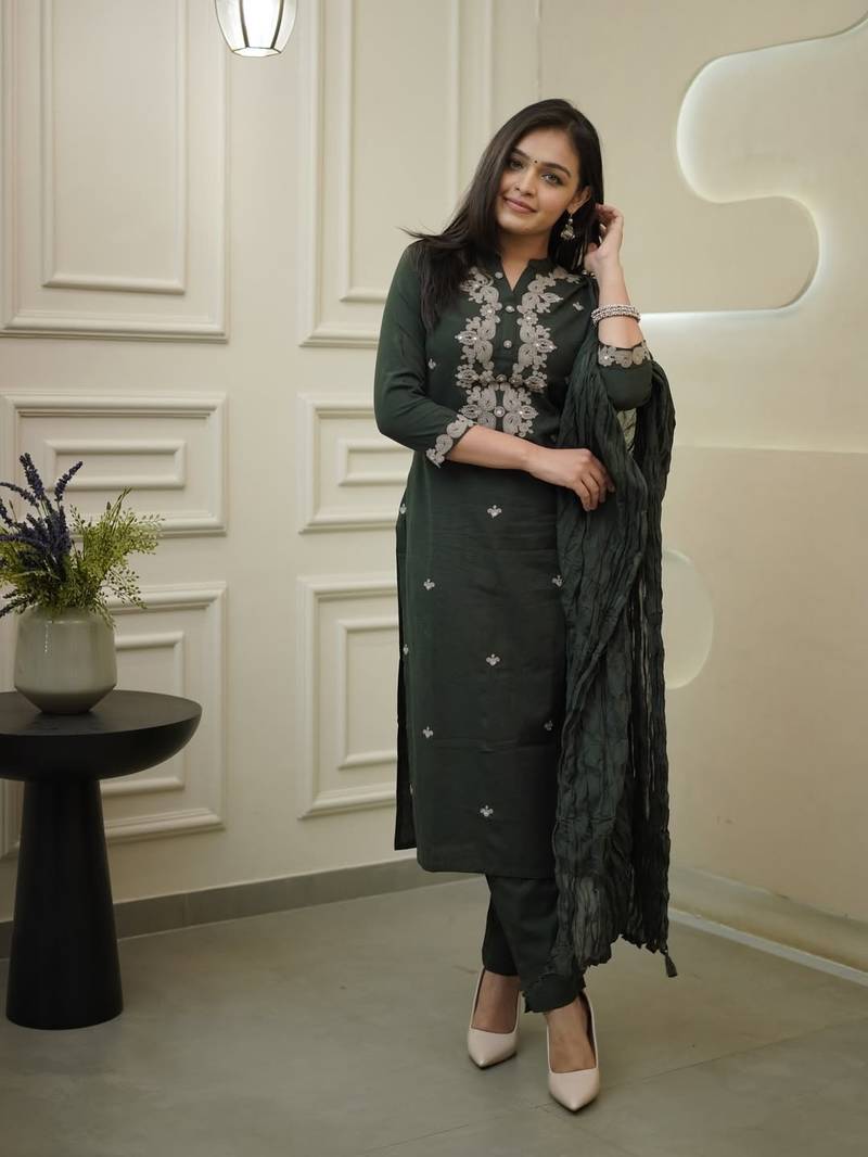Women Ethnic Motifs Embroidered Regular Thread Work Kurta with Trousers & With Dupatta