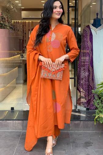 Women Embroidered Regular Thread Work Kurta with Trousers & With Dupatta