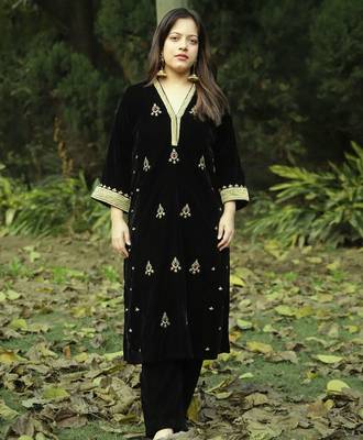 Black velvet embroidered kurta set 1