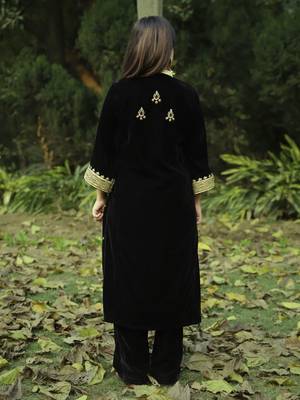 Black velvet embroidered kurta set 4