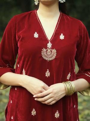 Red velvet hand embroidered kurta set with velvet dupatta 3
