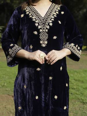 Navy blue velvet embroidered kurta set 3