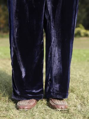 Navy blue velvet embroidered kurta set 4
