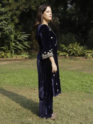 Navy blue velvet embroidered kurta set with dupatta 4