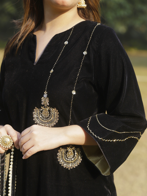 Black velvet chandbali hand embroidered kurta set with dupatta 2