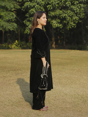 Black velvet embroidered kurta set with velvet dupatta 3
