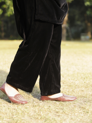 Black velvet embroidered kurta set with velvet dupatta 4
