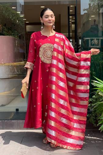 Womens elegant red embroidered kurta with contrast dupatta