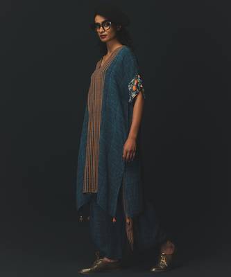 Blue embroidered crepe kurta set 2