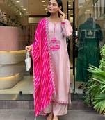 Women pink straight kurta with pants & leheriya dupatta