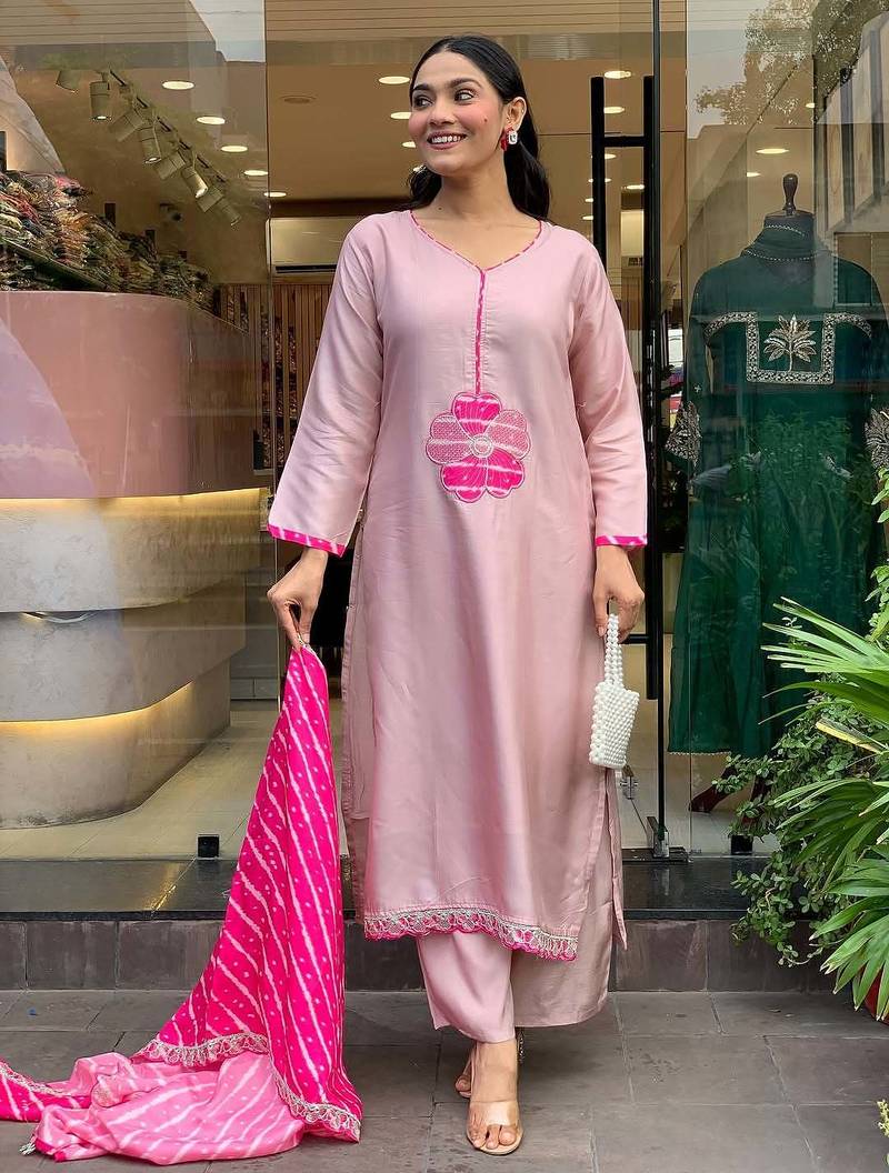 Women pink straight kurta with pants & leheriya dupatta