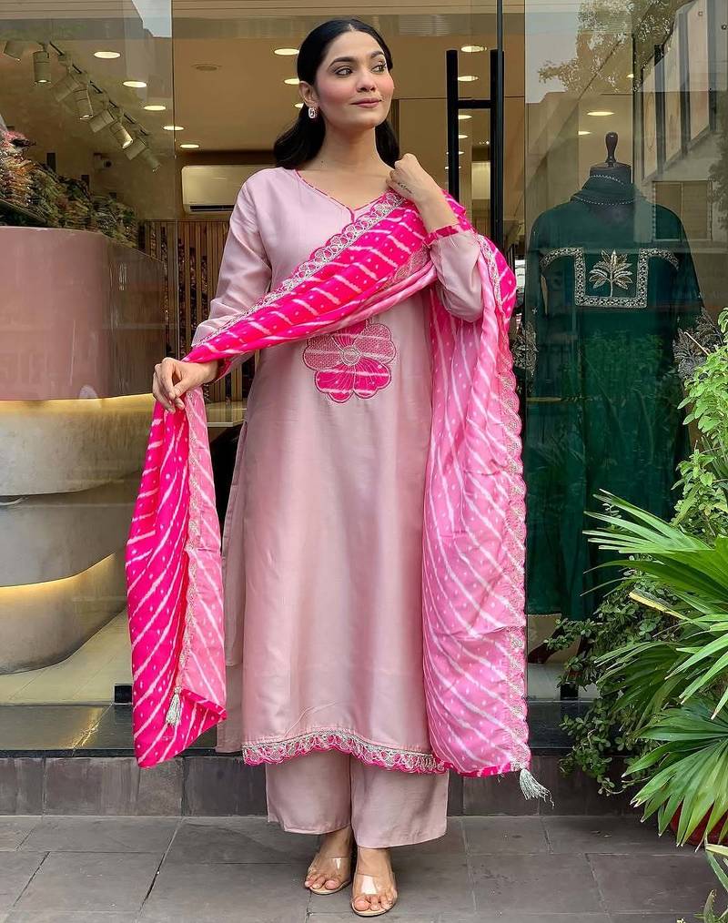Women pink straight kurta with pants & leheriya dupatta