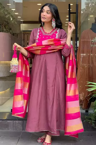 Women onion anarkali kurta with pink dupatta