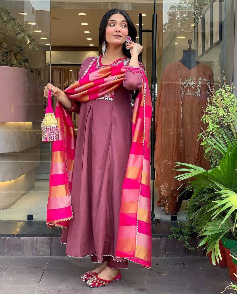 Women onion anarkali kurta with pink dupatta