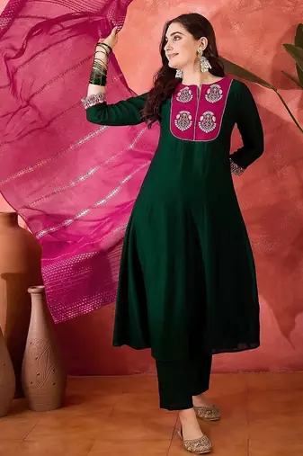 Women green ethnic kurta set with contrast dupatta